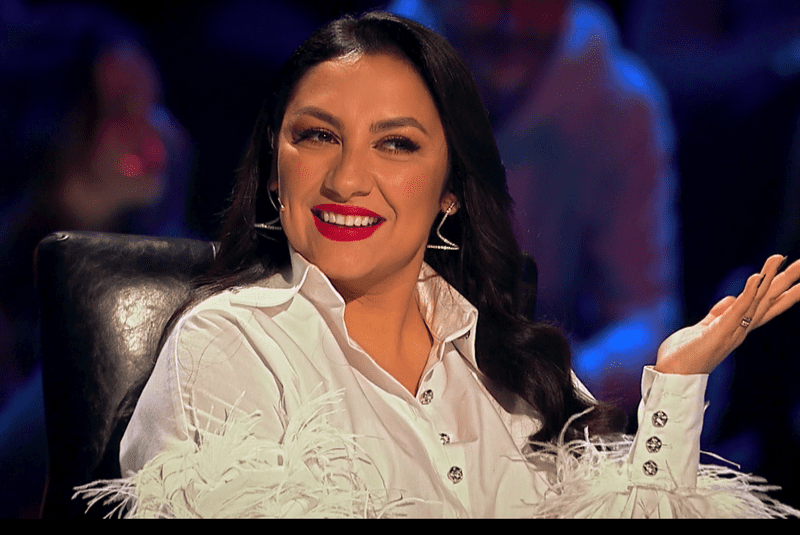 Andreea canta la acordeon