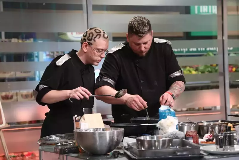 titus-angajat-la-chefi-la-cutite-2