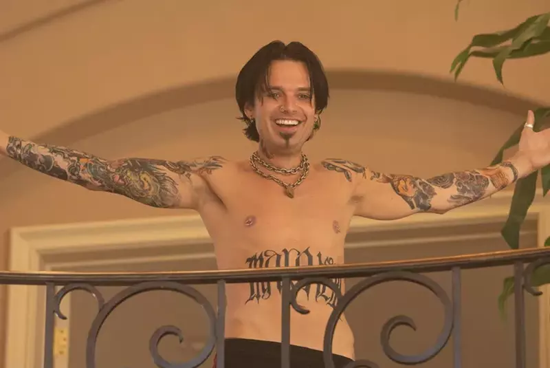 pam-and-tommy-ep4-hulu-publicity-h-2022