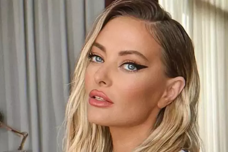 Delia-si-a-socat-fanii-cu-noii-ei-adidasi-cu-degete3