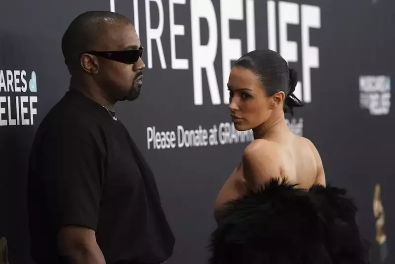 Kanye West (Ye) et sa femme Bianca Censori à la sortie de l’hôtel Ritz lors de la semaine de la mode femme automne/hiver 2024-2025 (PFW)
