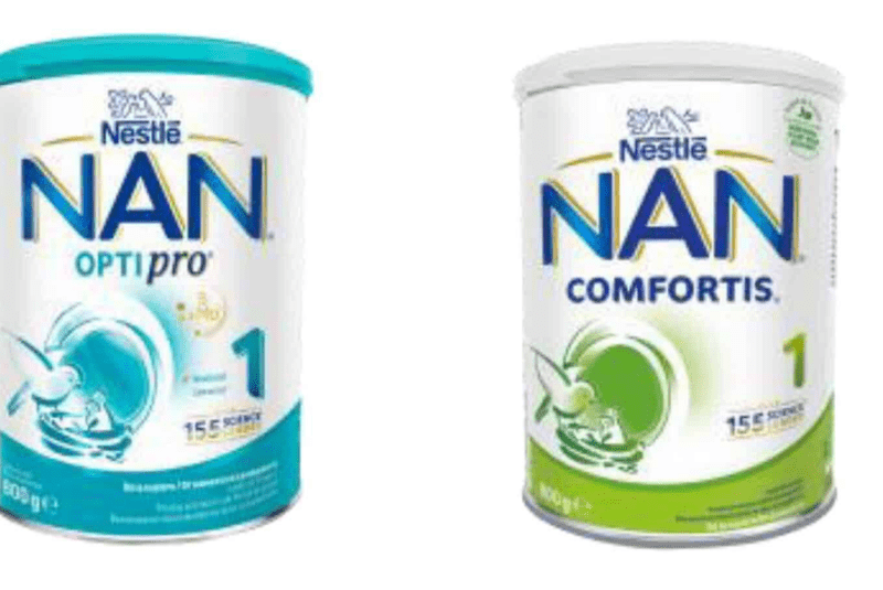 young lady in t-shirt, apron showing stop gesture and looking serious , front view.