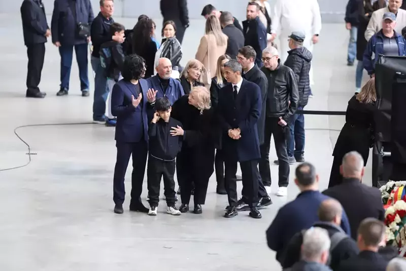 familie-la-priveghiul-lui-mircea-lucescu0