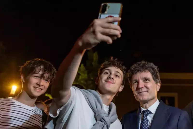 nicusor-dan-a-facut-selfie-cu-studentii
