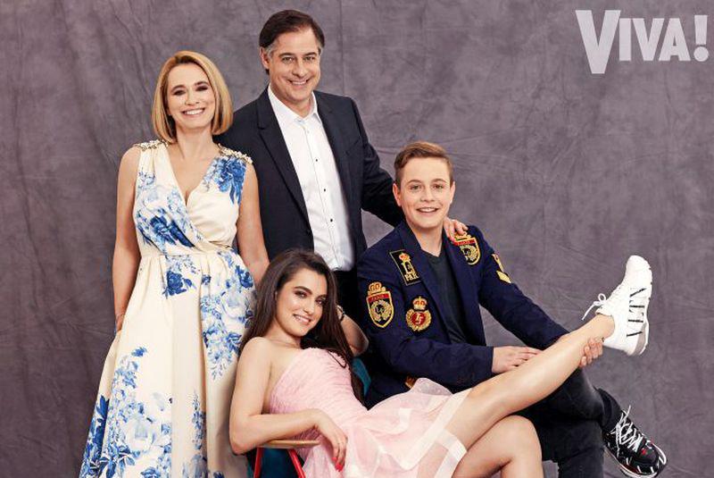 Andreea Esca și Alexandre Eram Au Reeditat Un Pictorial De Acum 20 De Ani Vedeta A Imbrăcat Aceeași Rochie și Atunci și Acum și Arată Fabulos