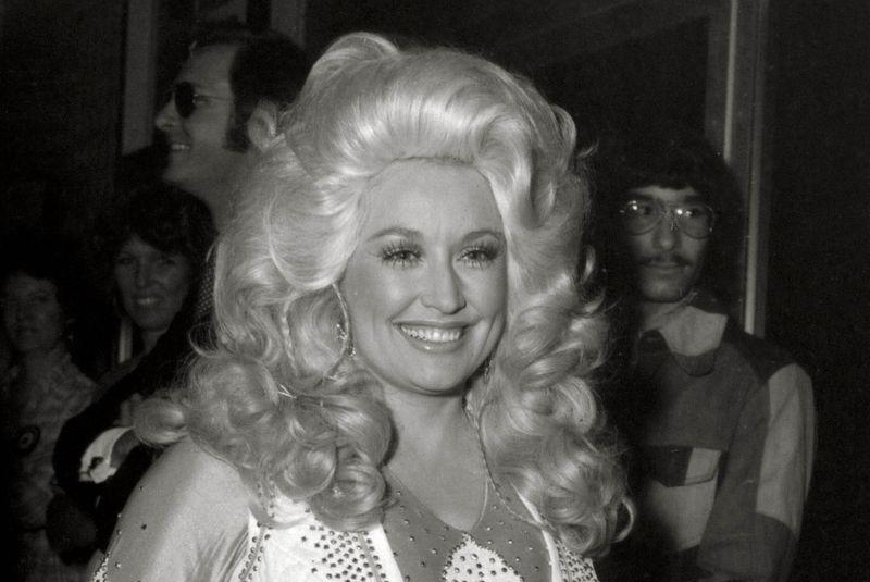 Solista Dolly Parton vrea să pozeze din nou în Playboy, de ziua ei. Cum arată la 75 de ani