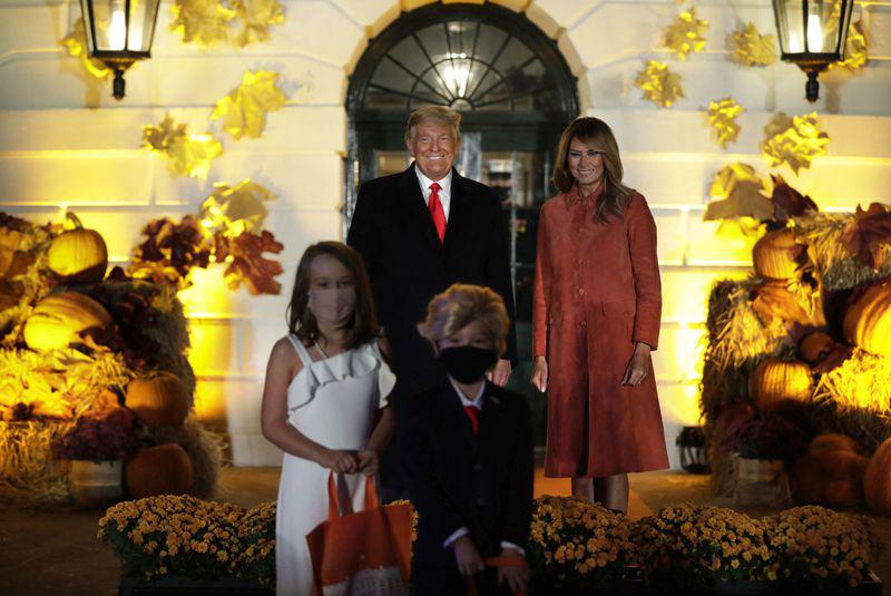 Melania și Donald Trump, fotografiați fără mască, în mulțime. Petrecere de Halloween la Casa Albă, fără respectarea măsurilor din pandemie