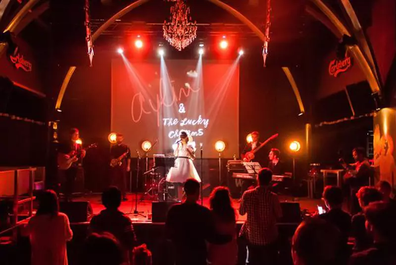 Lansare Video 10 Feet Tall