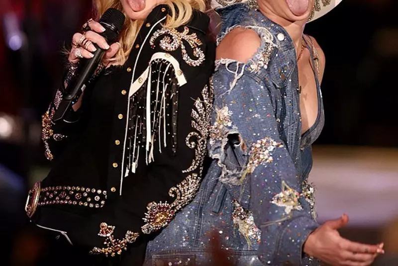 Karolina Kurkova în timp ce îl ajută pe Wladimir Klitschko să se bărbierească