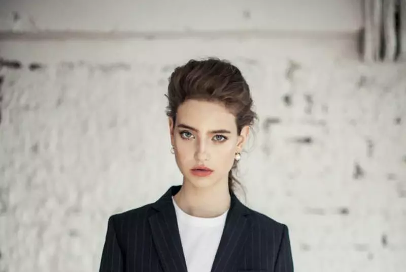 Rochie Valentino, pret la cerere; sal din blana naturala Avanti, 2.773 lei; inel Louis Vuitton, 1.080 lei