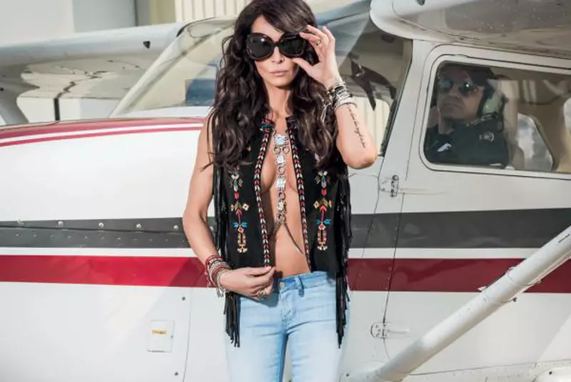 Capă blană vintage Nina Ricci, top dantelă Dana Budeanu, șort paiete Ashish, bentiță pene păun Maison Michel