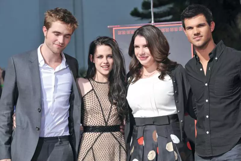 J K Rowling alături de protagoniștii din „Harry Potter – Daniel Radcliffe, Rupert Grint și Emma Watson