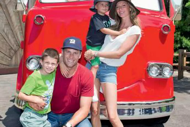 Walt Disney alături de nepotul lui în fața castelului din Regatul magic, Disneyland