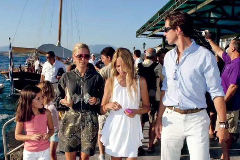 Prințesa Maria Olympia alături de Karl Lagerfeld, de mama și de bunica ei la show-ul Chanel din cadrul Paris Haute Couture toamnă-iarnă 2014-2015