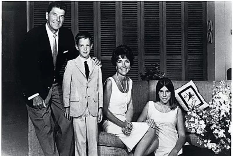 25 iunie 1957 – Nancy și Ronald Reagan participă la Hollywood la o petrecere în onoarea lui Stanley Kramer