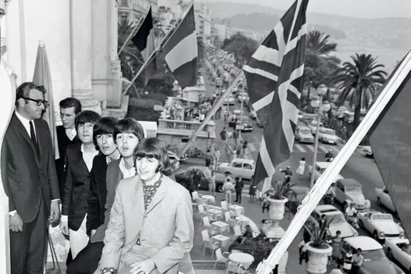 13 ianuarie 2011 –Jeanne Augier, proprietara Hotelului Negresco pozează alături de câinii ei, Lily (stânga) și Lilou (dreapta)