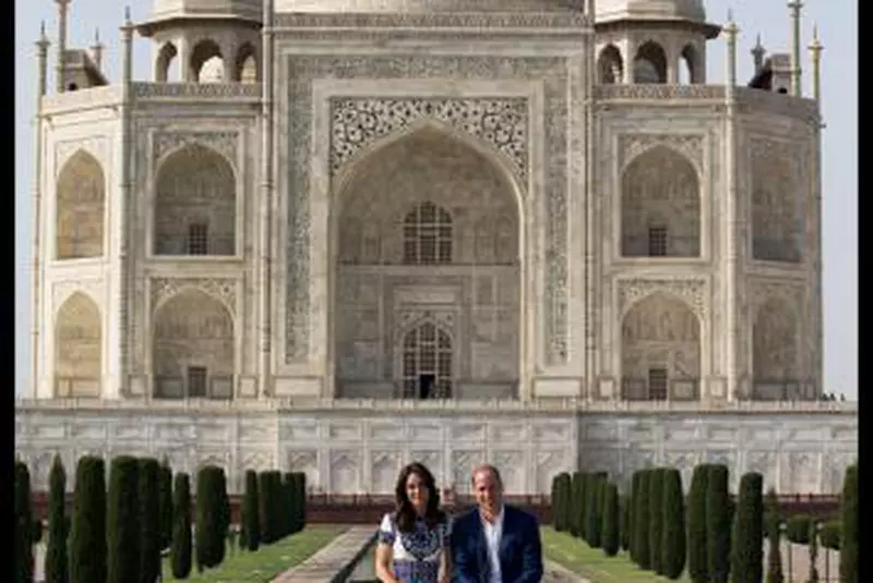 13 februarie 1992: în timpul unei călătorii în India alături de Prințul Charles, Prințesa Diana a ajuns să viziteze singură Taj Mahal