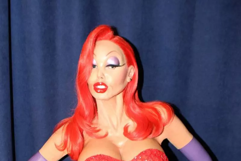 In 2016 s-a costumat in clone