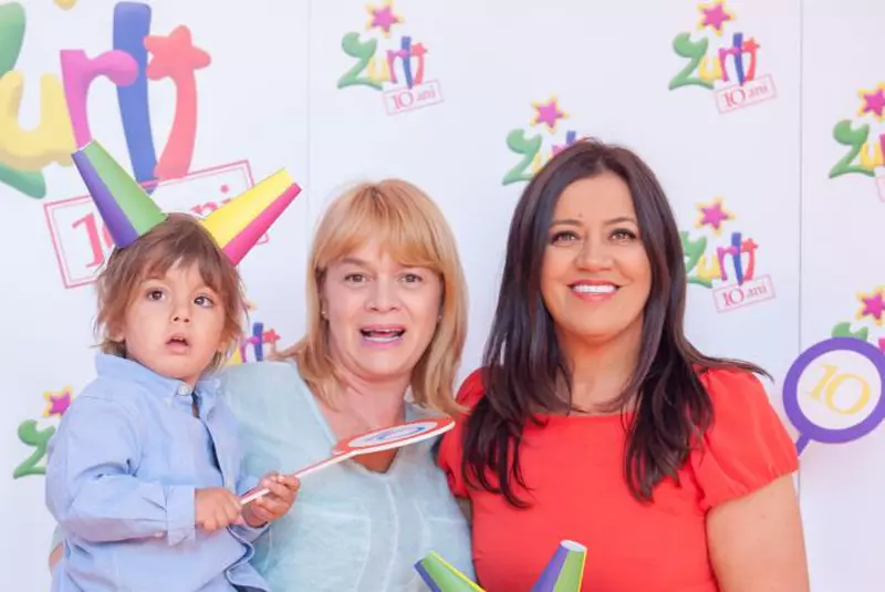 Cornel Ilie alaturi de afmilia lui si de Mirela Retegan