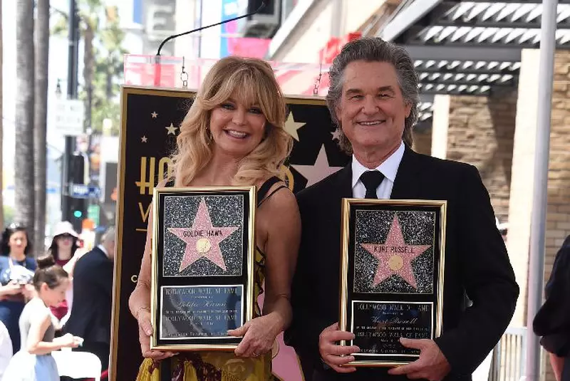 Cupluri celebre care s-au îndrăgostit pe platourile de filmare