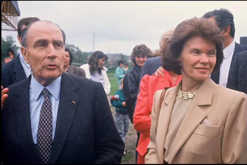 Jacques Chirac nu se dezminte nici acum. La Saint Tropez, pozează cu o admiratoare, spre nemulțumirea soției, Bernadette, care-l apostrofează.