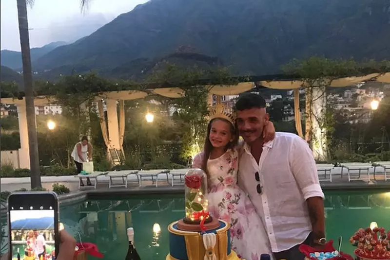 Antonia și Maya când era bebeluș