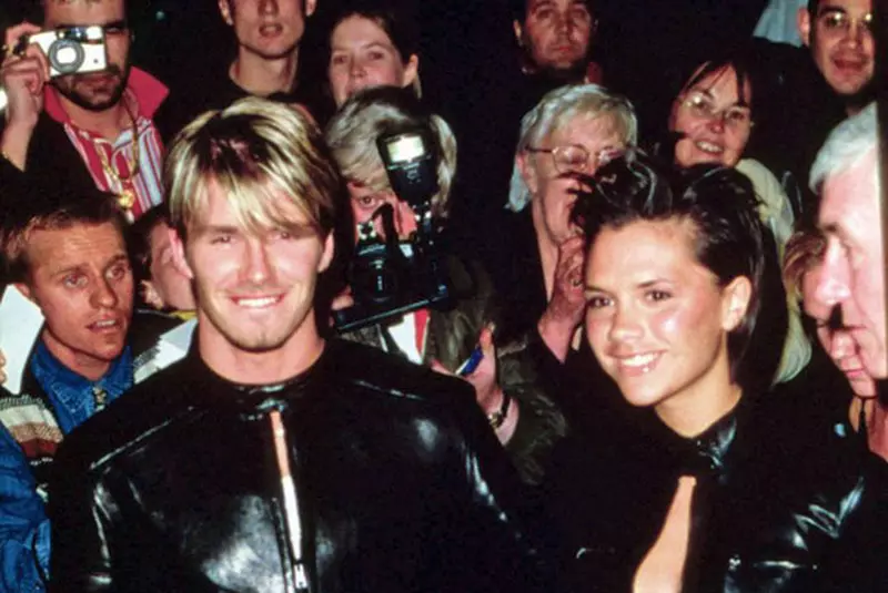 27 noiembrie 2003 – David și Victoria în ziua în care David a primit distincția OBE (Officer of the Order of the British Empire) de la Regina Elisabeta a II-a