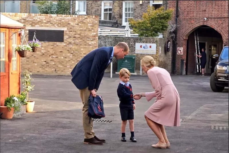 George își ține tatăl strâns de mână și nu pare prea entuziasmat de prima lui zi de școală…