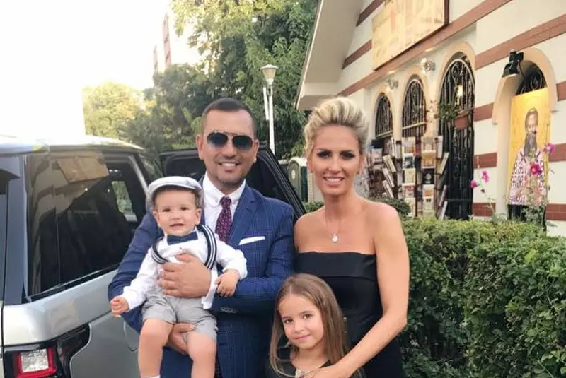 Jorge cu lumânarea de botez în mână