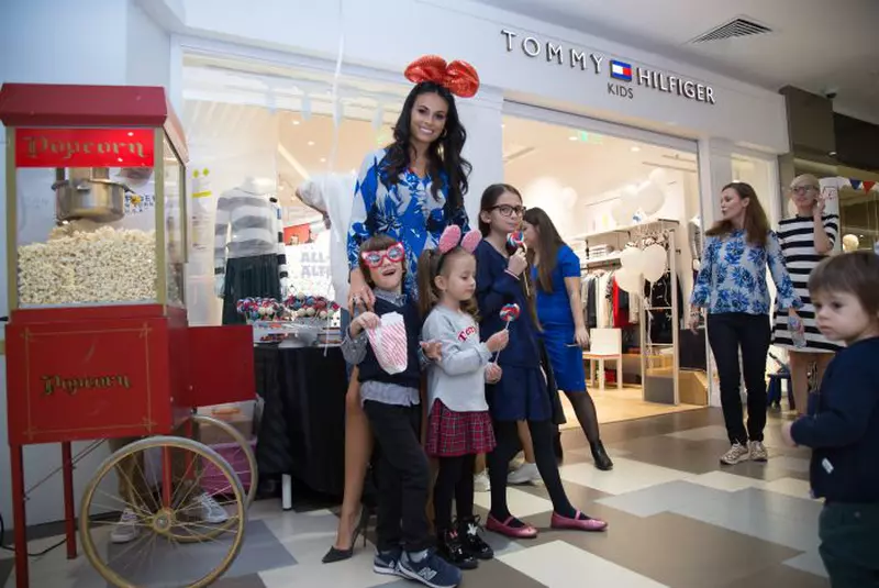 Amalia Enache si Roxana Crisan (Shake Advertising)