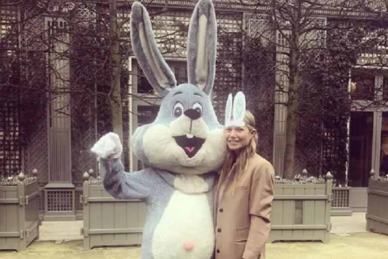 Gwyneth Paltrow a pozat complet goală