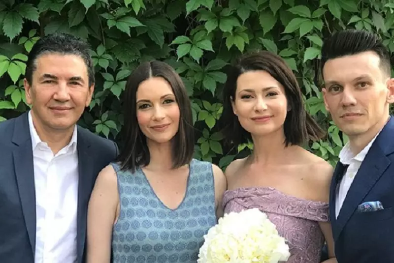 Mihaela Călin alături de soţul său şi de naşii lor