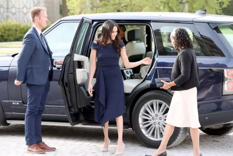 Irina Tănase, iubita lui Liviu Dragnea, s-a inspirat de la Meghan Markle. Rochia, un Roland Mouret, costă 1350 de lire sterline.