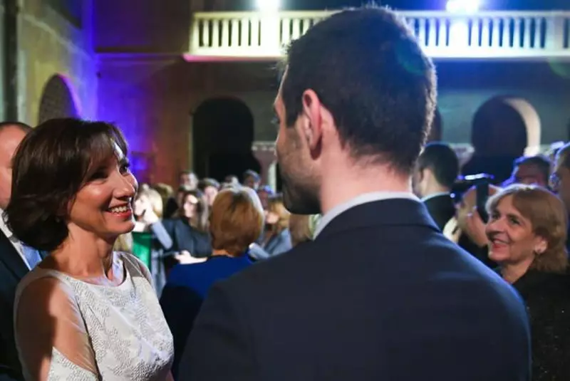 Carmen Iohannis a uimit cu apariţia sa, in Franta