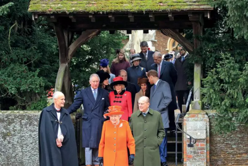 Deși Sărbătorile au trecut de ceva vreme, Regina Elisabeta a II-a nu se grăbește să strângă spectaculoasele decorațiuni de la Sandringham