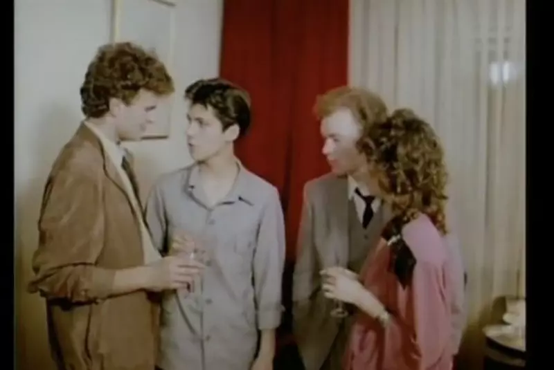 Tudor Petruț are 55 de ani, trăiește în Orange County, Los Angeles, și este profesor de matematică. Ocazional, și actor, și prezentator.