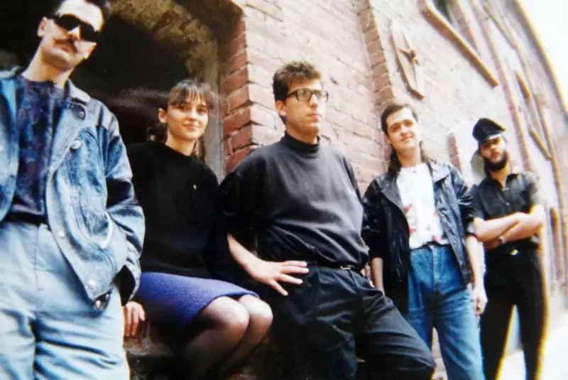 Lulu Mihăescu a activat în trupa „Timpuri Noi” pe post de clăpar.