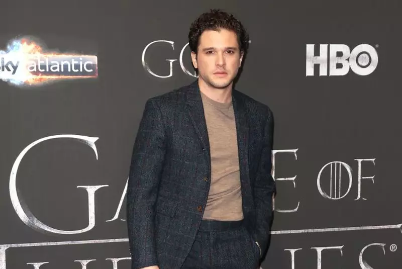 Jon Snow din „Game of thrones” și-a schimbat look-ul. Kit Harington a atras toate privirile la un eveniment