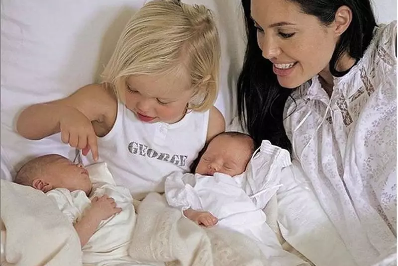 Brad și Angelina, acum zece ani, alături de gemenii lor, Vivienne și Knox.