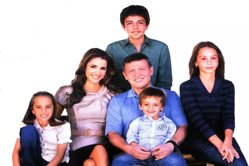 Regina Rania a Iordaniei, atunci și acum. Operația de rinoplastie e vizibilă, la fel și buzele mai pline și lipsa ridurilor de expresie.