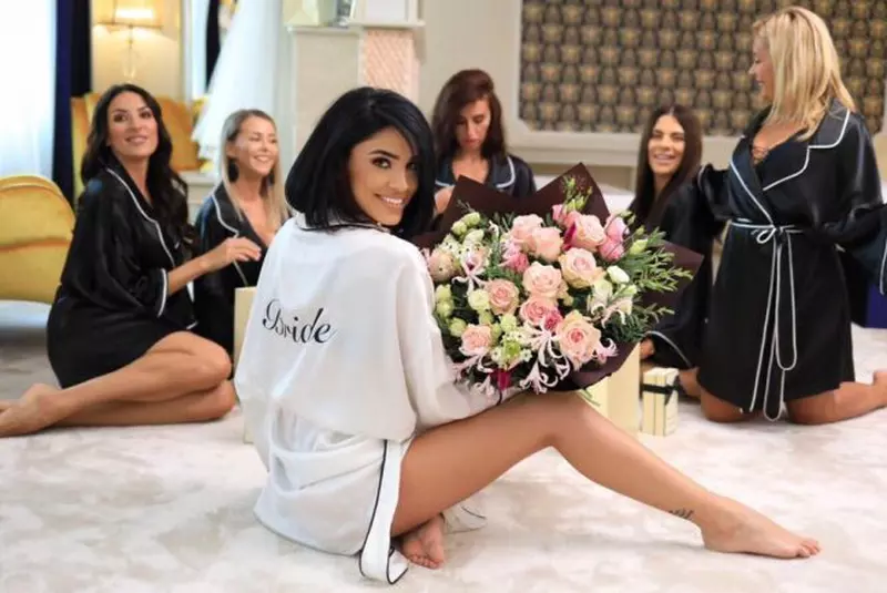 Adelina Pestrițu și domnișoarele de onoare