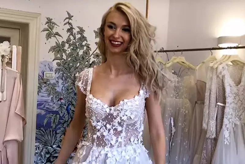 Andreea Balan probează rochii de mireasă