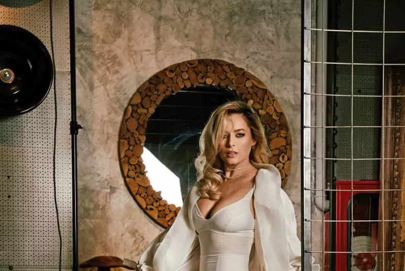 Laura Cosoi VIVA iulie