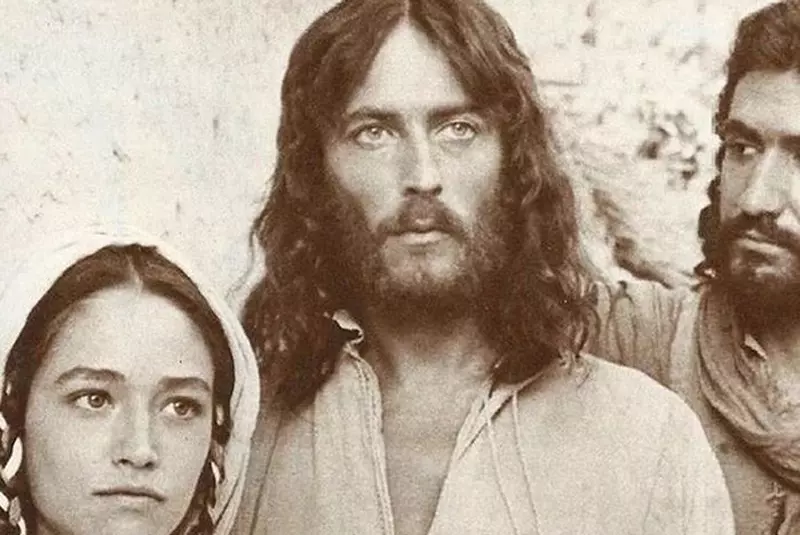 Robert Powell, în rolul lui Iisus din Nazaret