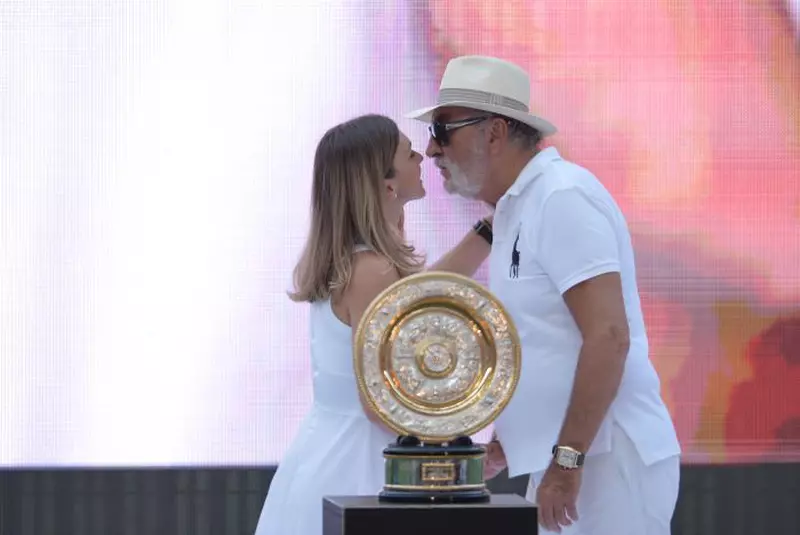 Simona Halep a prezentat trofeul castigat la turneul de tenis de la Wimbledon