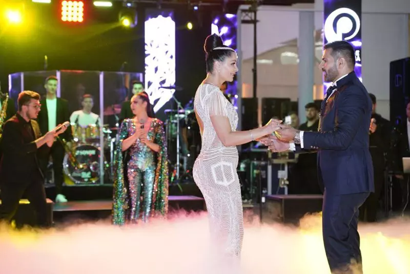 Brigitte s-a schimbat cu o a doua rochie pentru dansul mirilor.