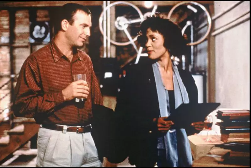 Secvență din filmul „Bodyguard”, unde Kevin Costner a jucat alături de Withney Houston.