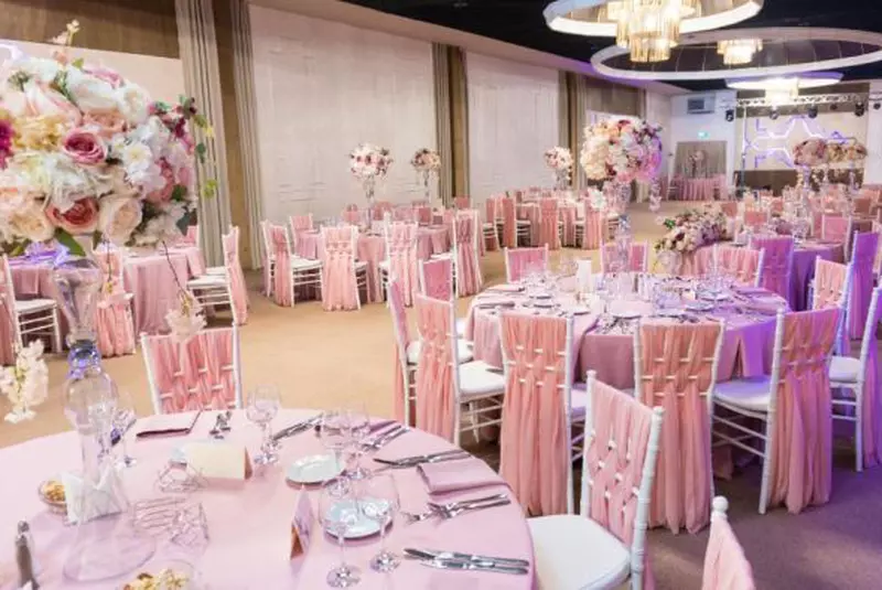 Gabriela Cristea a ales un decor cu mov și roz pentru botezul lui Iris