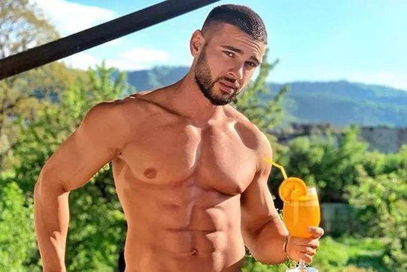 Cat De Sexy E Iubita Lui Dorian Popa Babs Este Cu È™ase Ani Mai Mare Decat Artist Dar Pare De 20