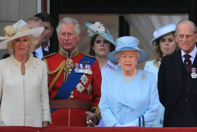 Regina Elisabeta a II-a și nepotul ei, Prințul Harry, sunt cei mai populari membri ai familiei regale britanice.